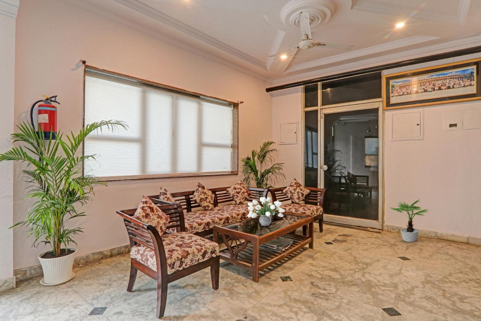 Отель Collection O Premier Near Hazratganj Лакхнау Экстерьер фото